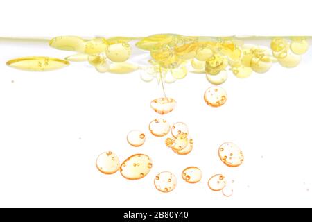 Ölblasen in Wasser. Auf weißem Hintergrund. Stockfoto