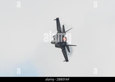 Singapur - 12. Februar 2020. US Marine Corps Lockheed Martin F-35B Lightning II Flying for Display in Changi, Singapur. Die Verteidigungskosten steigen, es Stockfoto