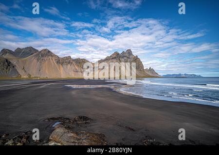 vestrahorn im Süden Islands, Spiegelung in ruhigem Wasser über schwarzem vulkanischen Strand, Landschaftsfotografie Stockfoto