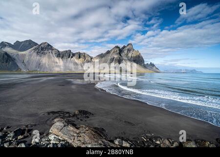 vestrahorn im Süden Islands, Spiegelung in ruhigem Wasser über schwarzem vulkanischen Strand, Landschaftsfotografie Stockfoto