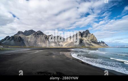 vestrahorn im Süden Islands, Spiegelung in ruhigem Wasser über schwarzem vulkanischen Strand, Landschaftsfotografie Stockfoto