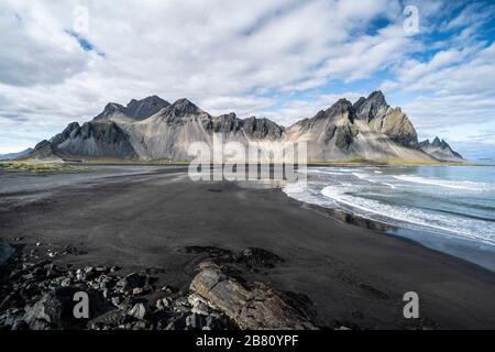 vestrahorn im Süden Islands, Spiegelung in ruhigem Wasser über schwarzem vulkanischen Strand, Landschaftsfotografie Stockfoto