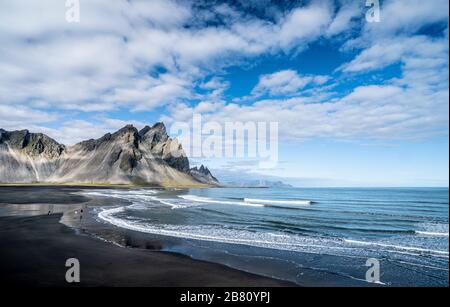 vestrahorn im Süden Islands, Spiegelung in ruhigem Wasser über schwarzem vulkanischen Strand, Landschaftsfotografie Stockfoto