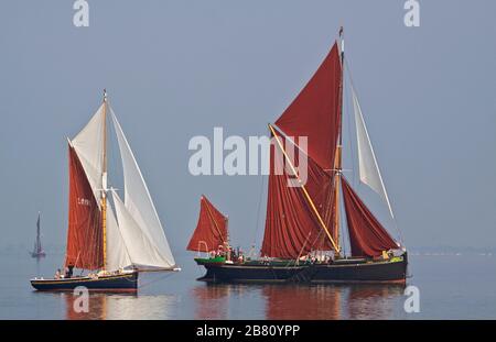 Der Thames Segelkahn Pudge, ein kleines Dunkirk-Schiff, in vollem Segel, mit Bawley Gladys LO195 Stockfoto