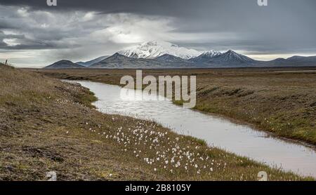 Wasser- und Berglandschaft an einem regnerischen Tag in Laugarfell Highland in Island Stockfoto