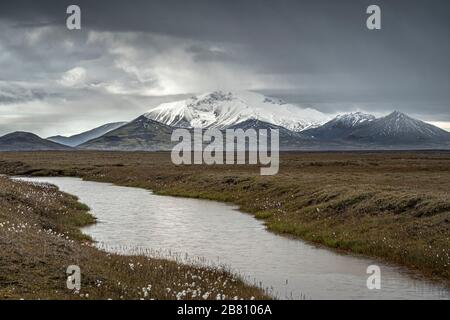 Wasser- und Berglandschaft an einem regnerischen Tag in Laugarfell Highland in Island Stockfoto