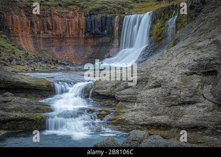 Slaedufoss Wasserfall in einem abgelegenen Gebiet der nördlichen Inselregion Hochland Stockfoto