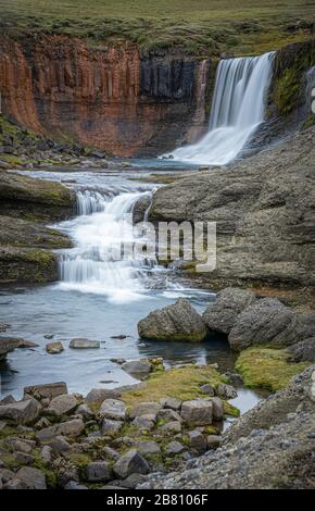 Slaedufoss Wasserfall in einem abgelegenen Gebiet der nördlichen Inselregion Hochland Stockfoto