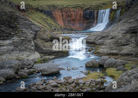 Slaedufoss Wasserfall in einem abgelegenen Gebiet der nördlichen Inselregion Hochland Stockfoto