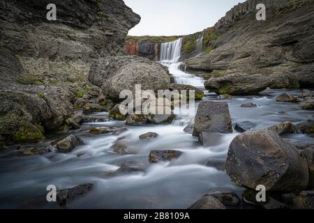 Slaedufoss Wasserfall in einem abgelegenen Gebiet der nördlichen Inselregion Hochland Stockfoto