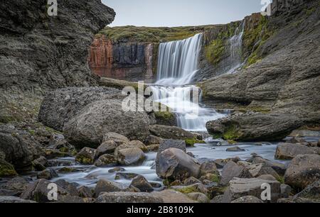 Slaedufoss Wasserfall in einem abgelegenen Gebiet der nördlichen Inselregion Hochland Stockfoto