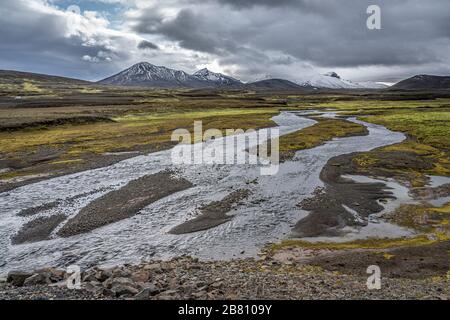 Wasser- und Berglandschaft an einem regnerischen Tag in Laugarfell Highland in Island Stockfoto