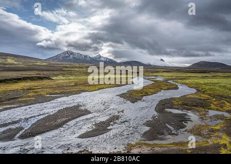 Wasser- und Berglandschaft an einem regnerischen Tag in Laugarfell Highland in Island Stockfoto