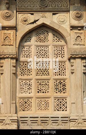 Fenster mit Steinlatten im Archäologischen Park Champaner-Pavagadh, einem UNESCO-Weltkulturerbe, Gujarat, Indien Stockfoto