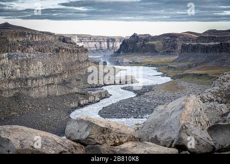 Wasserfall Havragilsfoss bei Dettifoss in der tiefen Schlucht des Joekulsa-Flusses Fjoellum im Hochland von Nordisland Stockfoto