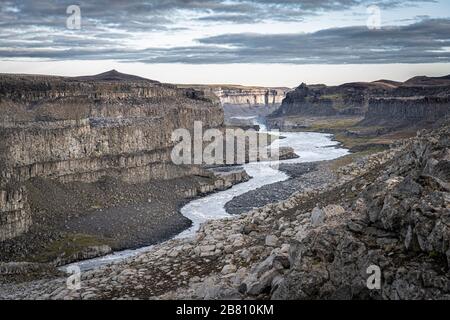 Wasserfall Havragilsfoss bei Dettifoss in der tiefen Schlucht des Joekulsa-Flusses Fjoellum im Hochland von Nordisland Stockfoto