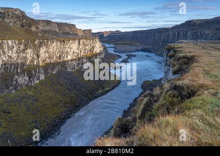 Wasserfall Havragilsfoss bei Dettifoss in der tiefen Schlucht des Joekulsa-Flusses Fjoellum im Hochland von Nordisland Stockfoto