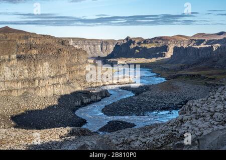 Wasserfall Havragilsfoss bei Dettifoss in der tiefen Schlucht des Joekulsa-Flusses Fjoellum im Hochland von Nordisland Stockfoto