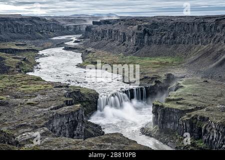 Wasserfall Havragilsfoss bei Dettifoss in der tiefen Schlucht des Joekulsa-Flusses Fjoellum im Hochland von Nordisland Stockfoto