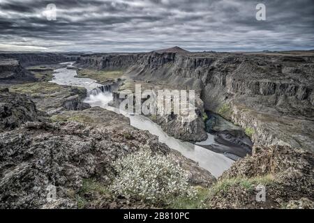 Wasserfall Havragilsfoss bei Dettifoss in der tiefen Schlucht des Joekulsa-Flusses Fjoellum im Hochland von Nordisland Stockfoto