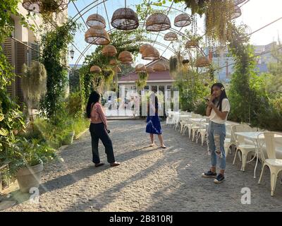 Vientiane, Laos - 29. Januar 2020. Menschen, die im Garten des alten Palastes in Vientiane, Laos, genießen. Vientiane ist die Hauptstadt und größte Stadt von Laos Stockfoto