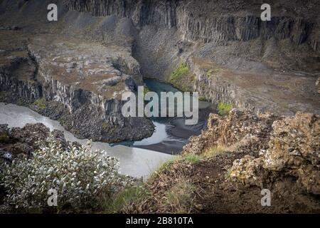 Wasserfall Havragilsfoss bei Dettifoss in der tiefen Schlucht des Joekulsa-Flusses Fjoellum im Hochland von Nordisland Stockfoto