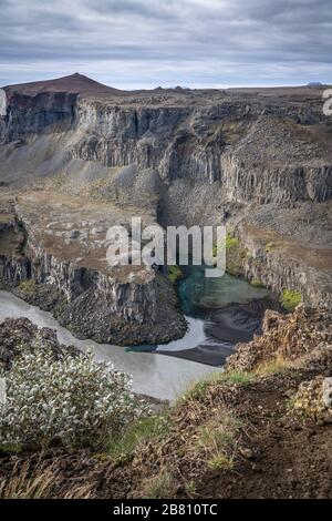 Wasserfall Havragilsfoss bei Dettifoss in der tiefen Schlucht des Joekulsa-Flusses Fjoellum im Hochland von Nordisland Stockfoto