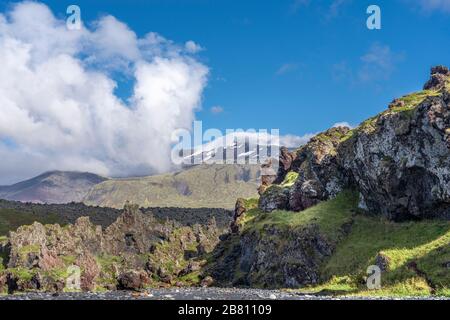 Schwarzer Strand von Djupalonsandur mit schwarzem Sand und riesigen Lavagestein-Monolithen, die von der atlantischen Brandung erodiert werden, Sanefellsness-Halbinsel, Westisland Stockfoto