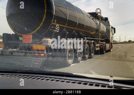 Ein Tandem fährt auf einer Asphaltstraße. Blick von der Windschutzscheibe des Autos Stockfoto