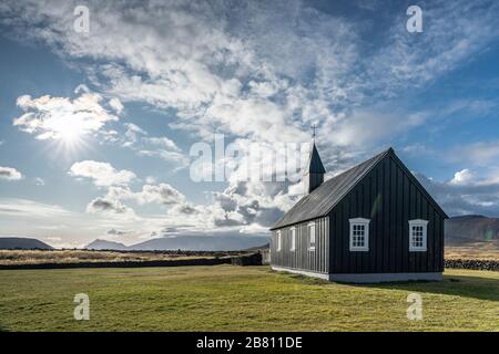 Einsame schwarze Kirche von Budir an der Südküste von Snaefellsness Halbinsel im Westen Islands Stockfoto