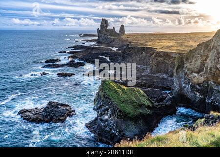 Londrangar Basaltfelsen-Monolith an der Südküste der Snaefellsness-Halbinsel im Westen Islands, Landschaftsfotografie Stockfoto