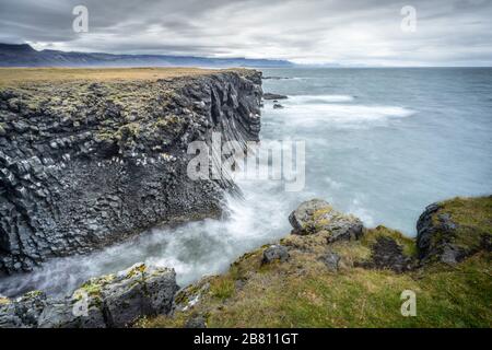 Basaltische Säulen in der Nähe von Arnastapi an der wilden Felsküste von Snaefellsness Halbinsel im Westen Islands Stockfoto