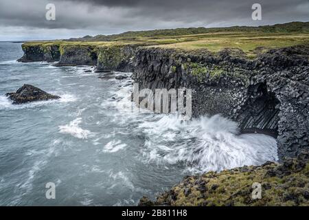 Basaltische Säulen in der Nähe von Arnastapi an der wilden Felsküste von Snaefellsness Halbinsel im Westen Islands Stockfoto