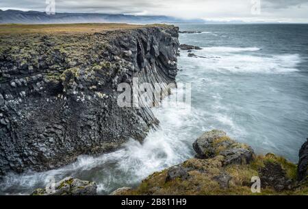 Basaltische Säulen in der Nähe von Arnastapi an der wilden Felsküste von Snaefellsness Halbinsel im Westen Islands Stockfoto