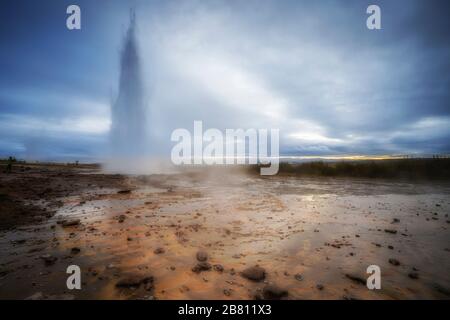 Strokkur, der mächtigste Geysir Islands Stockfoto