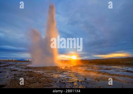 Strokkur, der mächtigste Geysir Islands Stockfoto