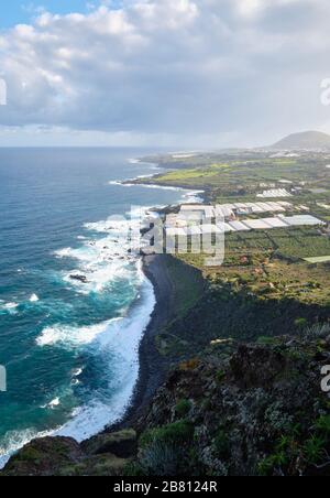 Blick auf die Nordküste von Buenavista, mit Landschaft von Bananenplantagen vom Aussichtspunkt Punta del Fraile, auf der Insel Tenera, auf den Kanarischen Inseln Stockfoto