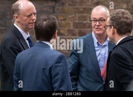 London, Großbritannien. März 2020. Chris Whitty, Cheif Medical Officer (links) und Patrick Vallence Chief Scientific Advisor (rechts) in Downing Street, London Credit: Ian Davidson/Alamy Live News Stockfoto