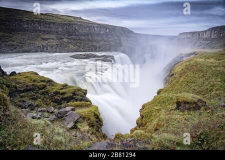 Gullfoss Wasserfall bei Sonnenaufgang ist der größte Wasserfall Gullfoss Wasserfall bei Sonnenaufgang ist der größte Wasserfall in Island Stockfoto