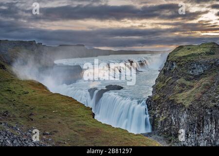 Gullfoss Wasserfall bei Sonnenaufgang ist der größte Wasserfall Gullfoss Wasserfall bei Sonnenaufgang ist der größte Wasserfall in Island Stockfoto