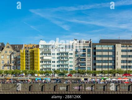 Düsseldorf, Rheinland, Deutschland, 15.09.2019 - ein fest am Rheinufer aus Flusssicht Stockfoto