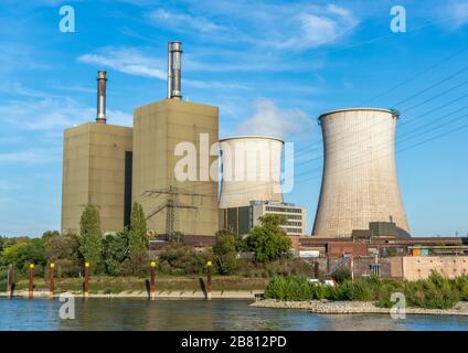 Duisburg, Rheinland, Deutschland, 15.09.2019 - Stahlwerk mit Kühltürmen am Rheinufer an einem sonnigen Tag mit blauem Himmel Stockfoto