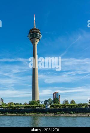 Düsseldorf, Rheinland, Deutschland, 15.09.2019 - der Fernmeldeturm Rheinturn an einem sonnigen Tag mit blauem Himmel Hintergrund. Stockfoto