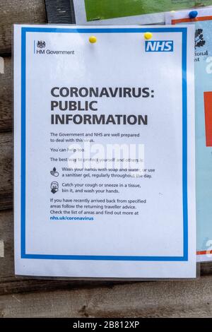 Öffentliche Informationen über Coronavirus über Covid-19 in einem externen Café, Großbritannien, geben Behörden und NHS Ratschläge zu Sicherheitsvorkehrungen Stockfoto