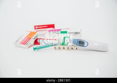 Bamberg, Deutschland. März 2020. Bamberg, 18. März 2020: Symbolbilder - Coronavirus - 18.03.2020 Corona-Virus/Corona/Fieber/Menschen/Notfall/Hilfe/Thermometer/Medikamente/Impfung/IBU/COVID-19 weltweite Verwendung Credit: Dpa/Alamy Live News Stockfoto