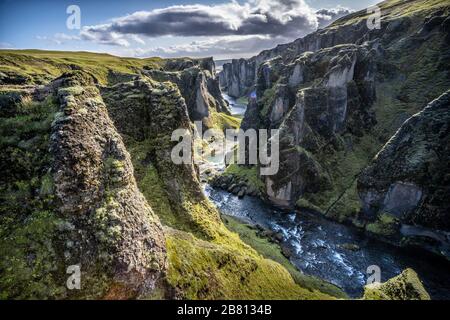 Spektakuläre Aussicht in den Kirkjubæjarklaustur Canyon im Süden Islands, Landschaft Stockfoto