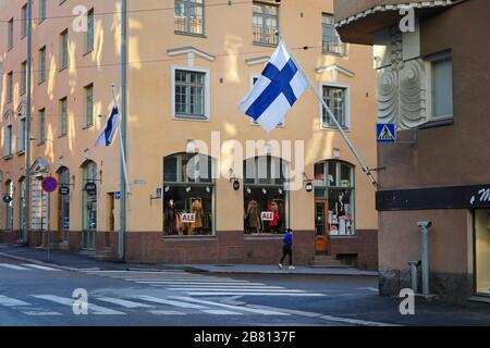 Helsinki, Finnland. März 2020. Minna Canth Day. Einsamer Jogger im Zentrum von Helsinki. In Helsinki werden die Straßen geleert, nachdem Finnland die Notfallgesetzgebung im Rahmen der Pandemie von Coronavirus erklärt hat. Stockfoto