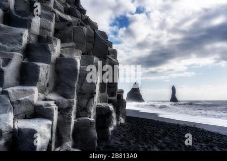 Vulkanische Gesteinsformation von Dyrholaey bei Vik bei stürmischem Wetter im Süden Islands Stockfoto