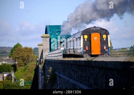 AUF dem Drogheda-Viadukt macht SICH DIE DAMPFSTRASSENBAHN MERLIN NR. 85 auf, wobei Rauchschwaden aufsteigen Stockfoto