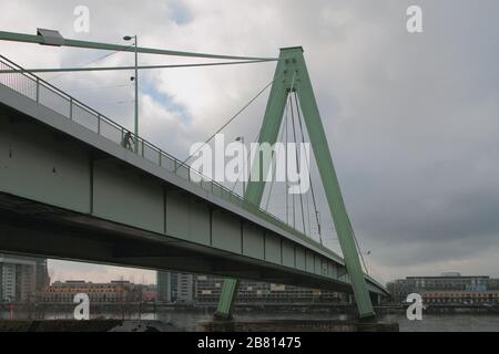 Zweispanige Brücke über den Fluss. Köln, Deutschland Stockfoto